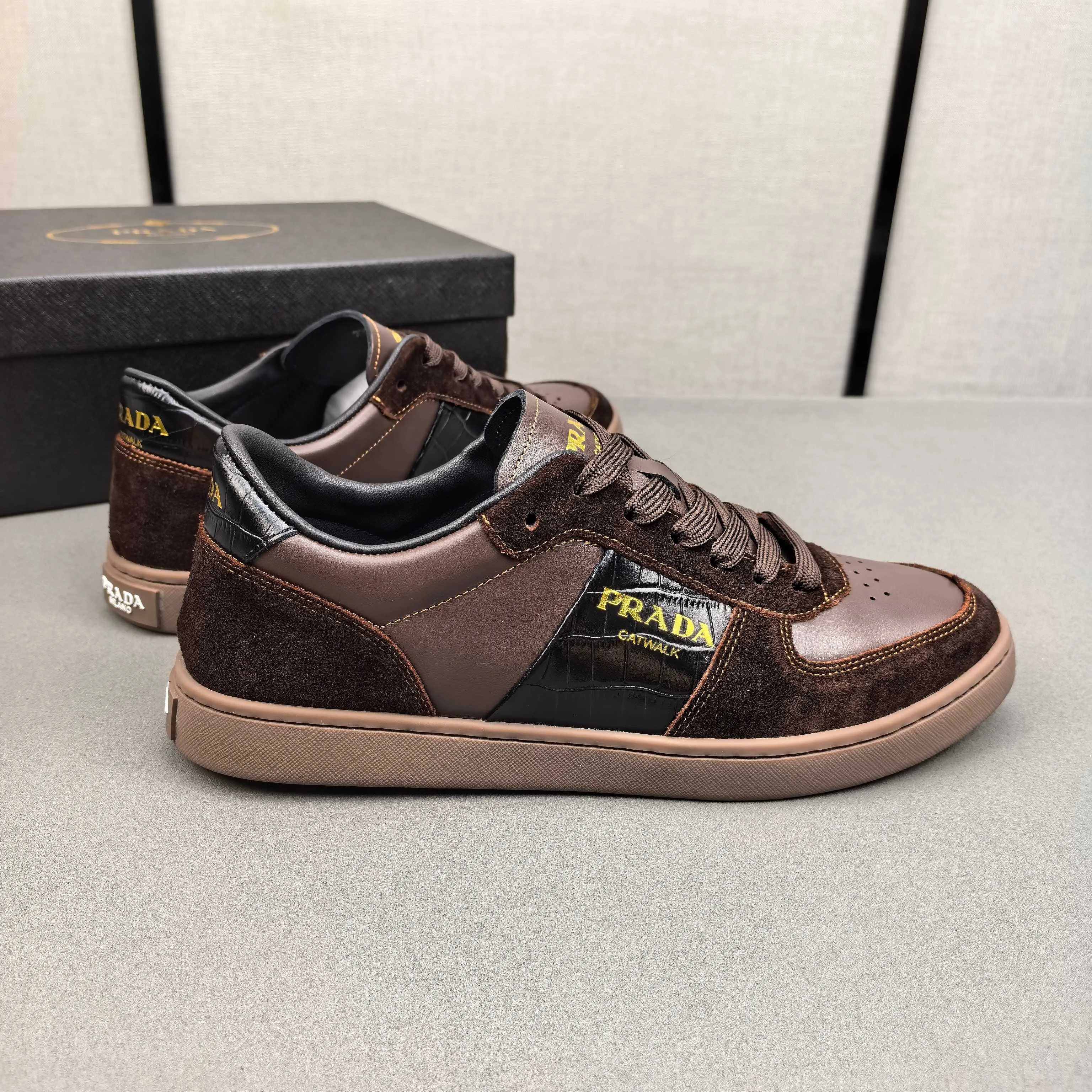 PP420❣️❣️❣️Prada set off the audience! Prada, an international brand that is constantly innovating, this men's casual shoe, the original version, made of cowhide leather at a ratio of one to one at the store, with leather feet and rubber non-slip outsole, breathable and comfortable, quality speaks for itself👄38-44